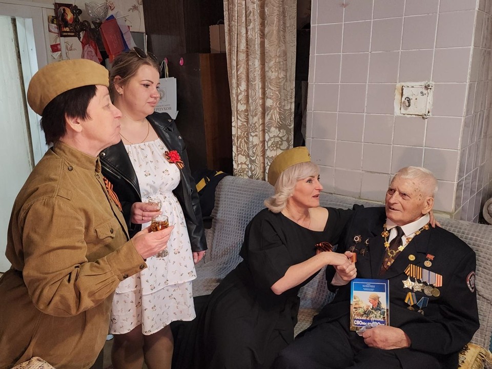 В День Победы ветеран Николай Козлов получил подарок – сборник «Письма с фронта. СВОим от СВОих»