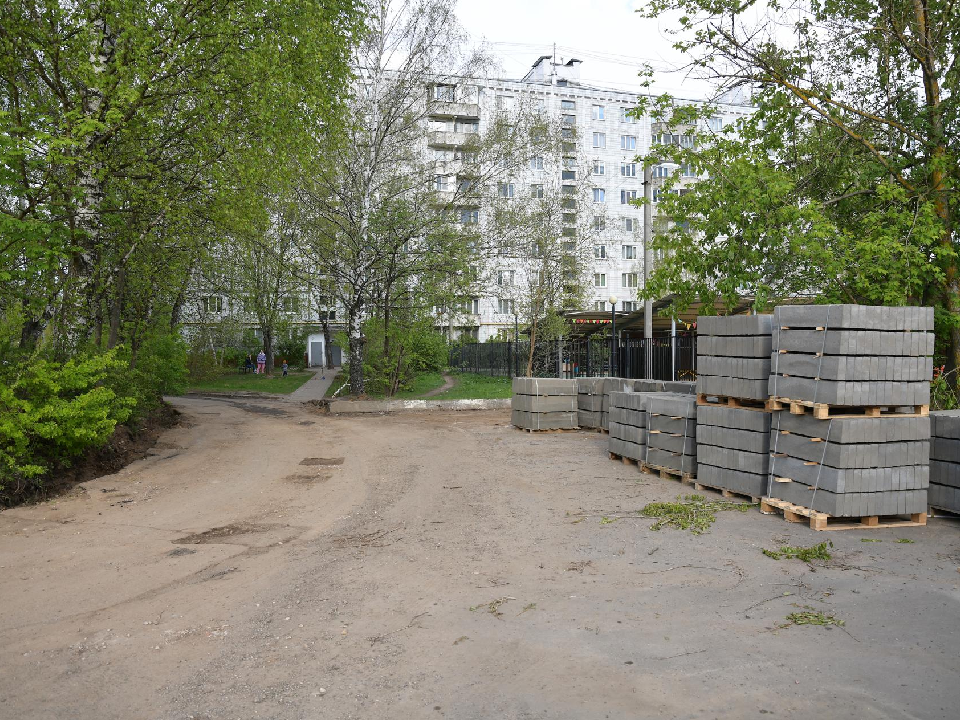 Парковки расширяют во дворе дома № 41 на улице Космонавтов в Дмитрове