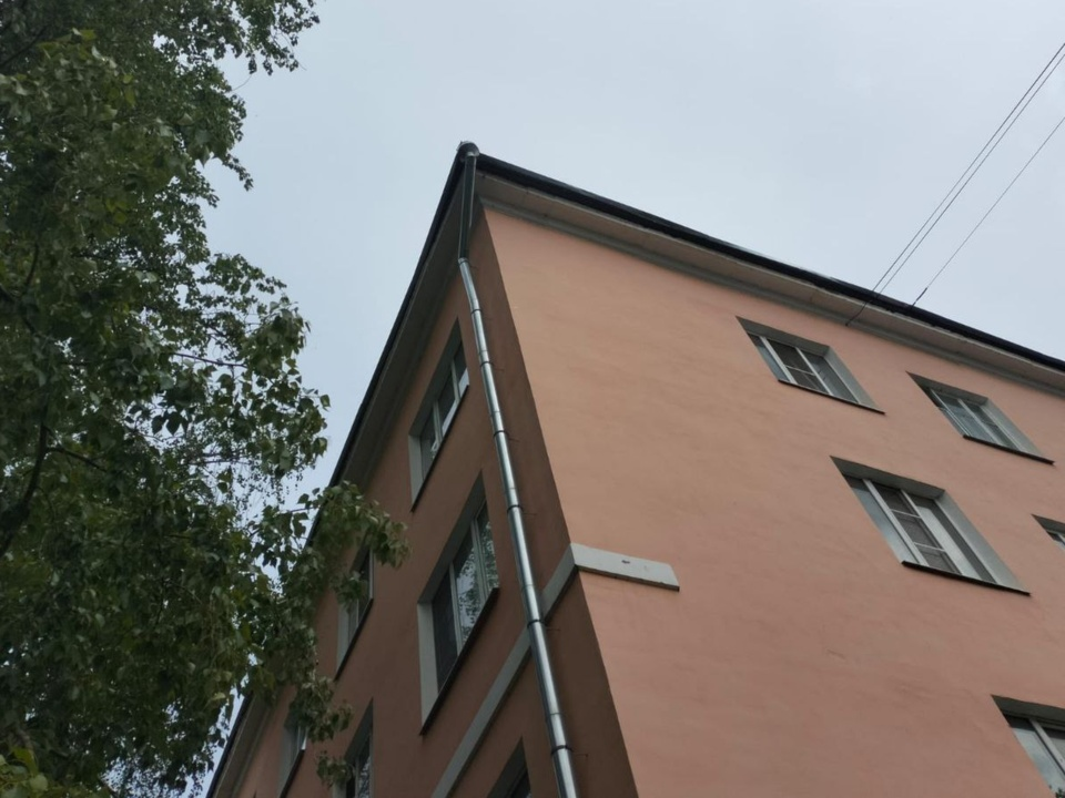 «Порхающую» крышу многоквартирника по улице Металлистов закрепили специалисты
