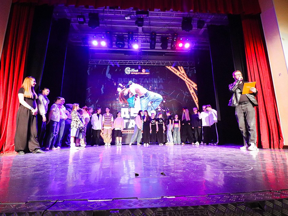 Танцевальные коллективы Клина устроили шоу и общий флешмоб