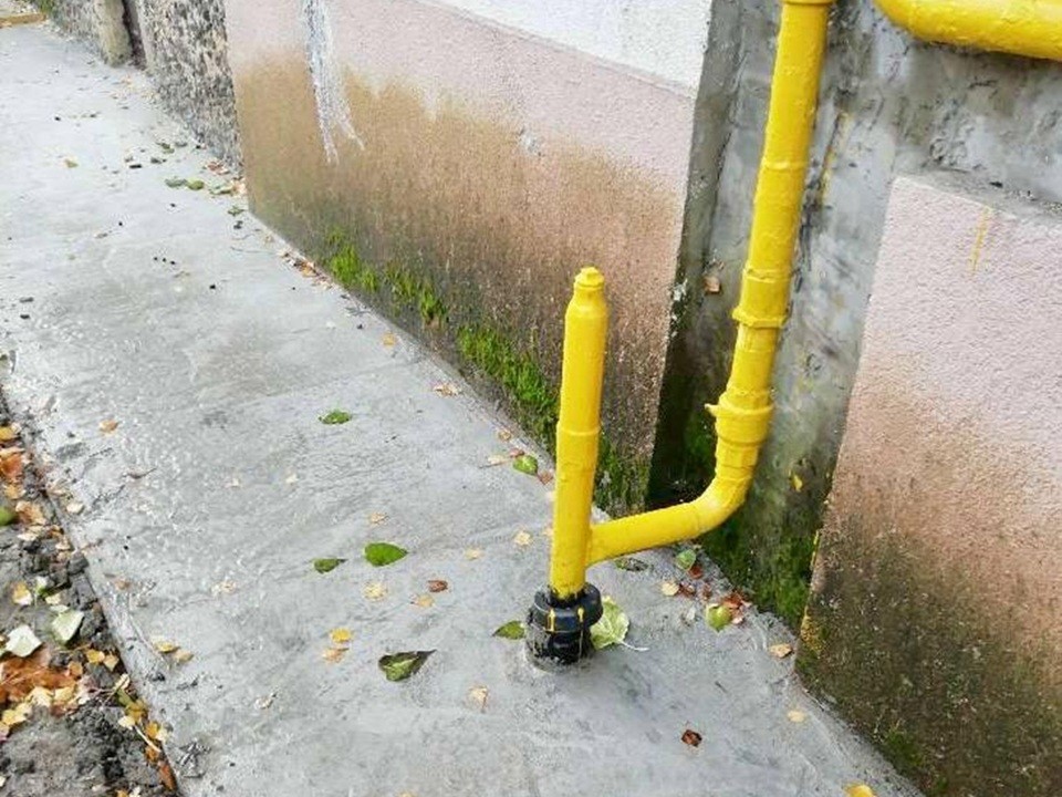 В городе Хотьково у дома №36 обновили отмостку для защиты фундамента