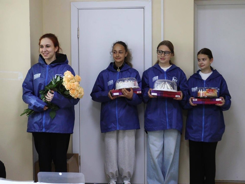 Чайные розы преподнесли бронницкие молодогвардейцы медицинским сестрам