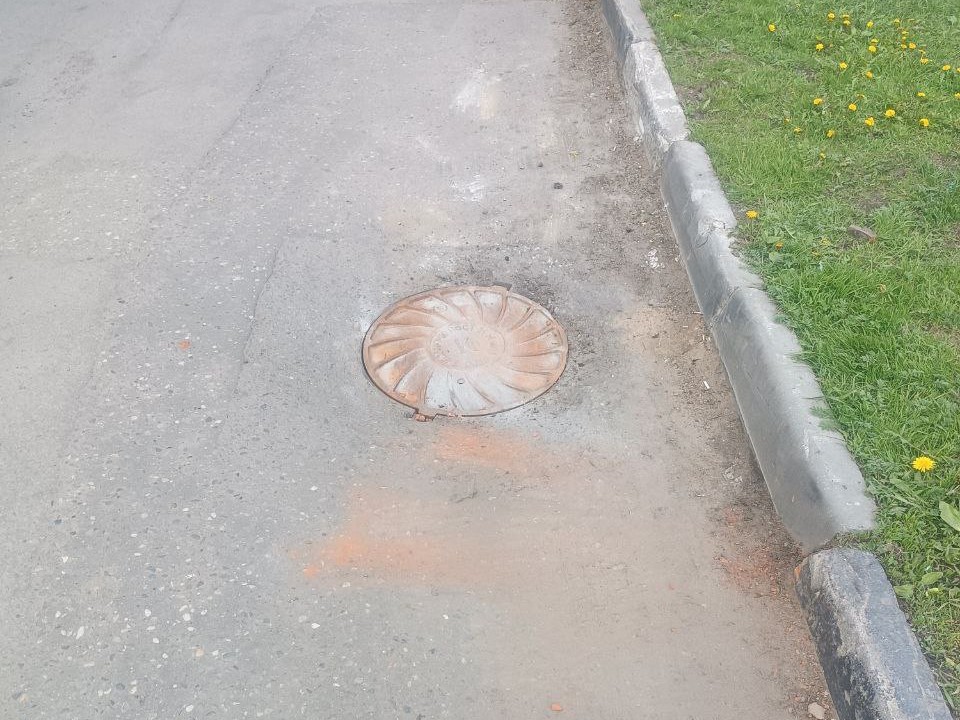 Опасный канализационный люк закрыли на улице Тургенева в Пушкино
