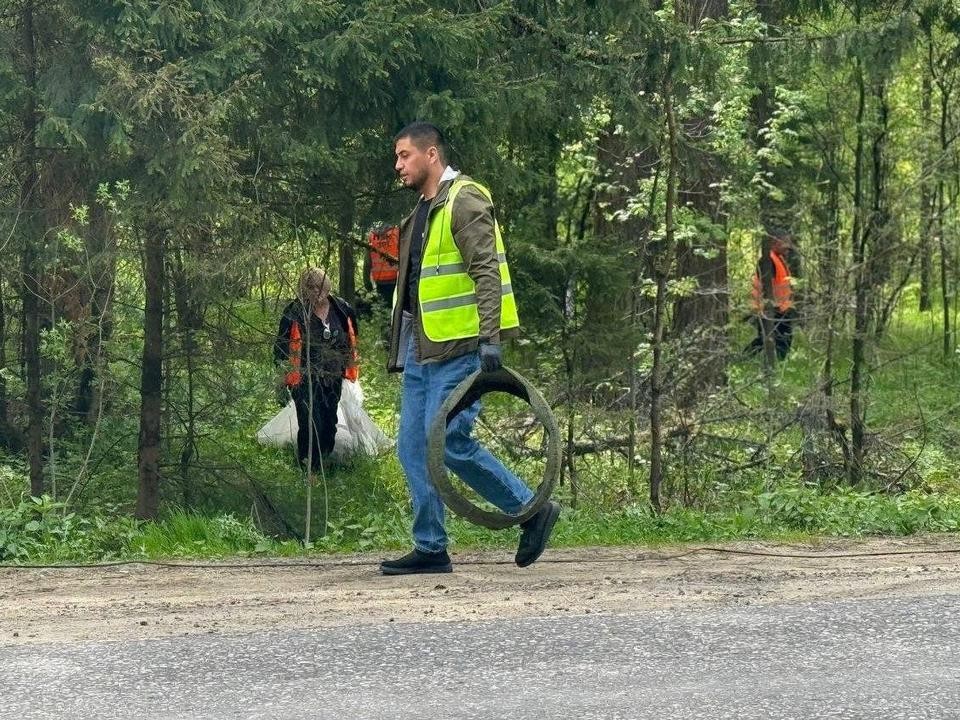 Сотрудники логистической компании очистили Шолохово от мусора, оставленного водителями фур