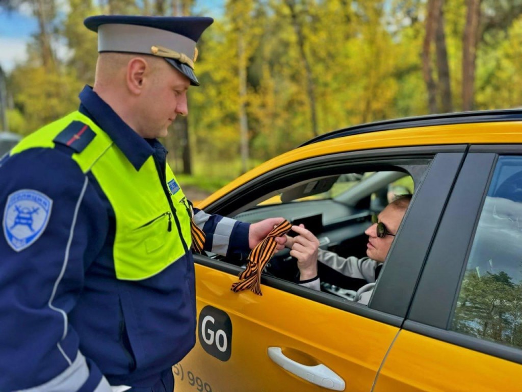 Госавтоинспекторы Красногорска вручили водителям Георгиевские ленточки