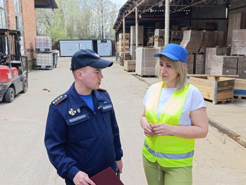 Пожарные провели инструктаж на производстве поддонов в Волоколамске