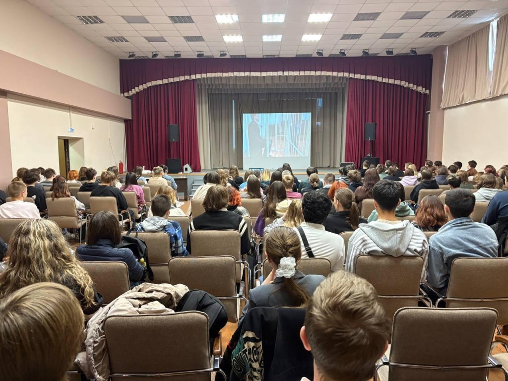 Инспектор МЧС Яна Шалаева провела урок по безопасности в колледже Сергиева Посада