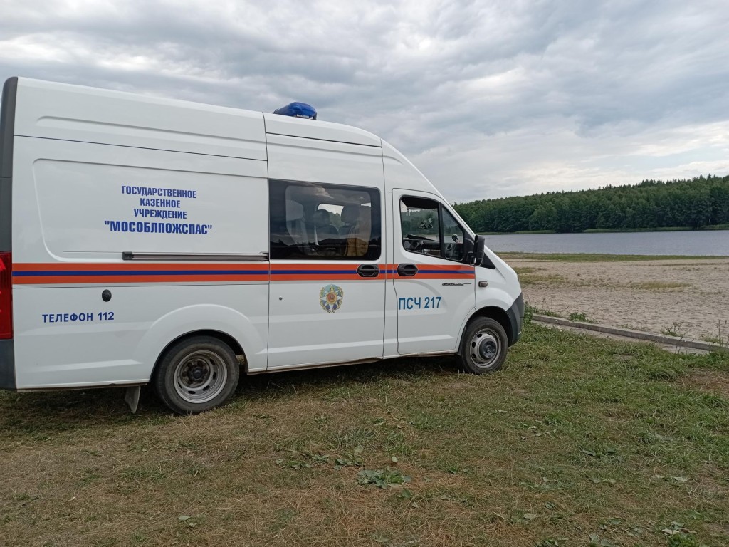 В Егорьевске спасатели вскрыли дверь и передали медикам больную 88-летнюю женщину