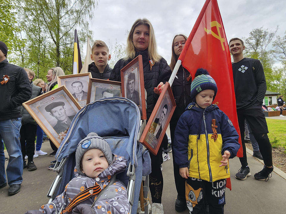 Ступинская семья пробежала «Забег Победы» с портретами восьми фронтовиков