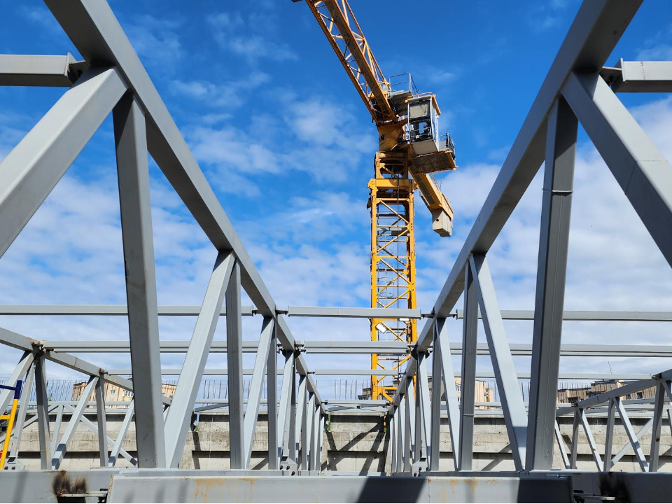 В Лобне начали монтировать крышу нового ФОКа с бассейном