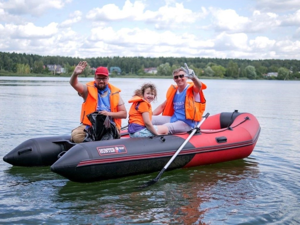Власти Люберец пригласили жителей убраться на берегу Дзержинского карьера и взять пробу воды