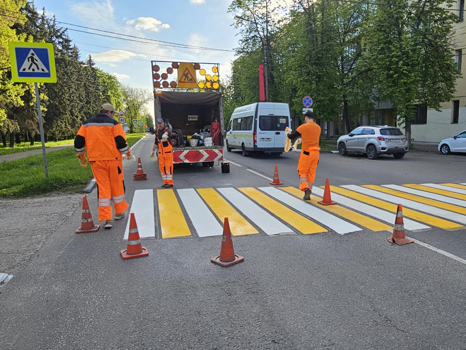 В преддверии Дня Победы в Жуковском обновляют разметку пешеходных переходов