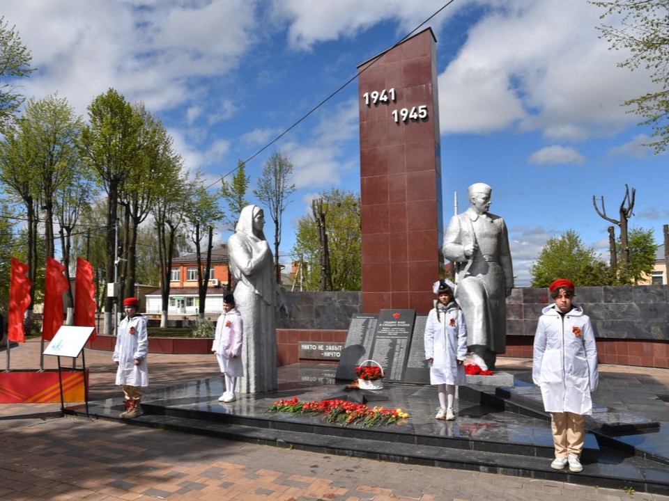 В честь 9 мая в Сквере Победы провели памятный митинг