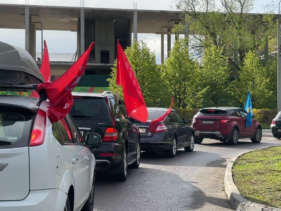 Жители Сергиева Посада устроили автопробег к юбилею Победы с триколорами