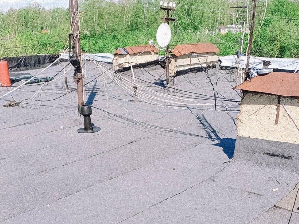 В селе Царево начался долгожданный ремонт протекающей кровли