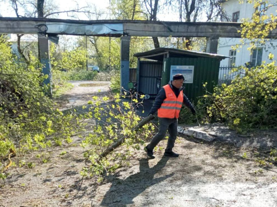 Коммунальные службы в Лобне устраняют последствия непогоды