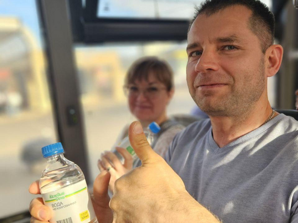 Пассажирам подмосковных автобусов во время жары раздают питьевую воду