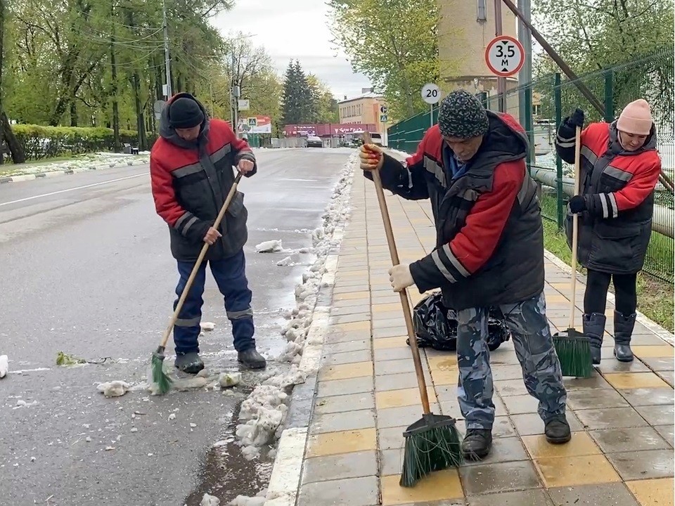 Коммунальные службы Власихи очистили от мокрого снега дороги и тротуары