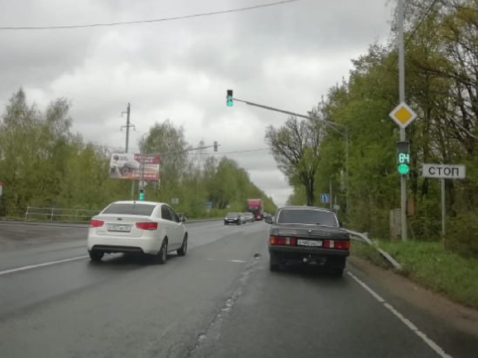 В Лосино-Петровском на сложном перекрестке починили сломанный светофор