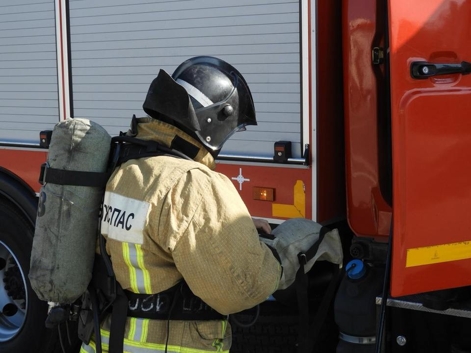 Пожарные эвакуировали 15 человек во время тушения пожара в Волоколамске
