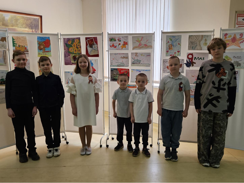 В областном онкодиспансере открыли выставку детских рисунков ко Дню Победы