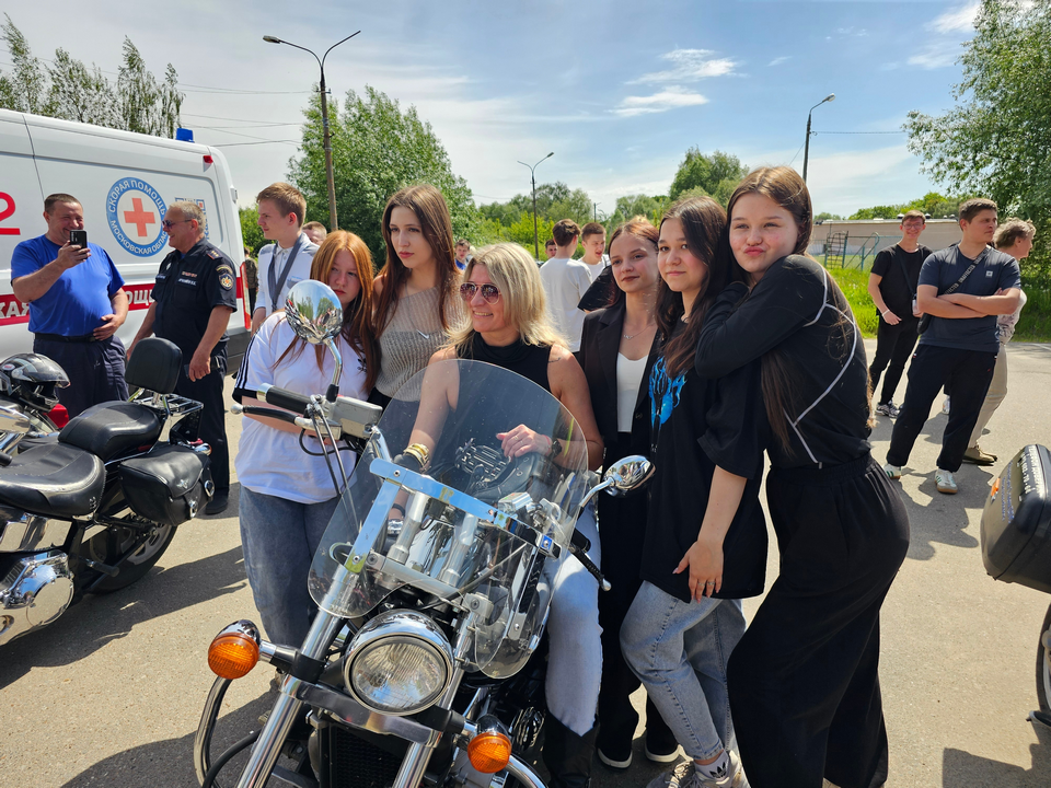 «Ночные волки» и автоинспекторы научили луховицких студентов правилам езды на мотоциклах