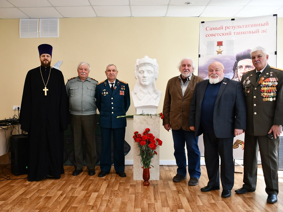 В школе Волоколамска установили памятник герою-танкисту Лавриненко