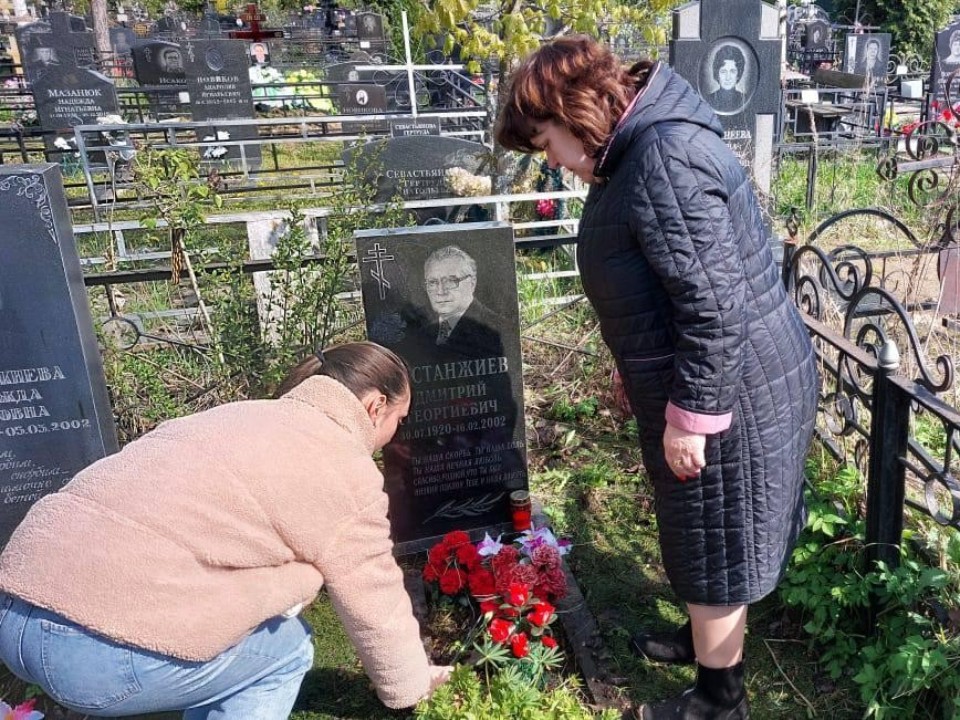 Учащиеся и педагоги школы во Власихе почтили память первого директора
