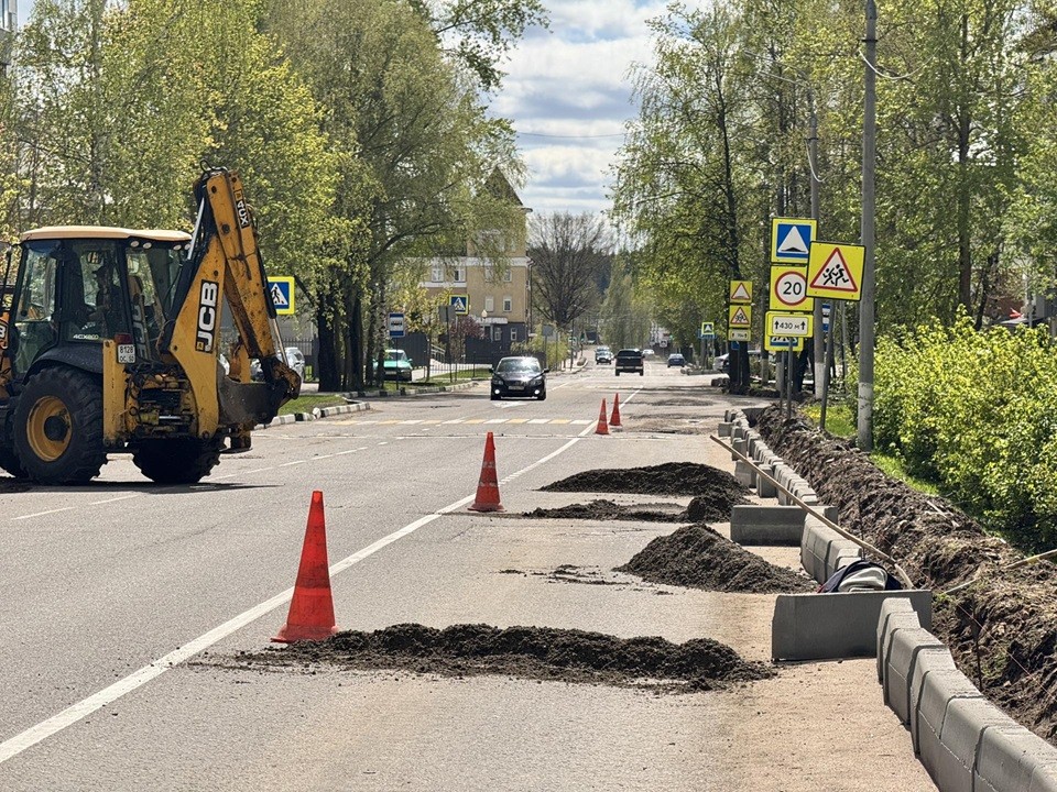 Коммунальщики Шаховской обновили бордюры на улице Шамонина