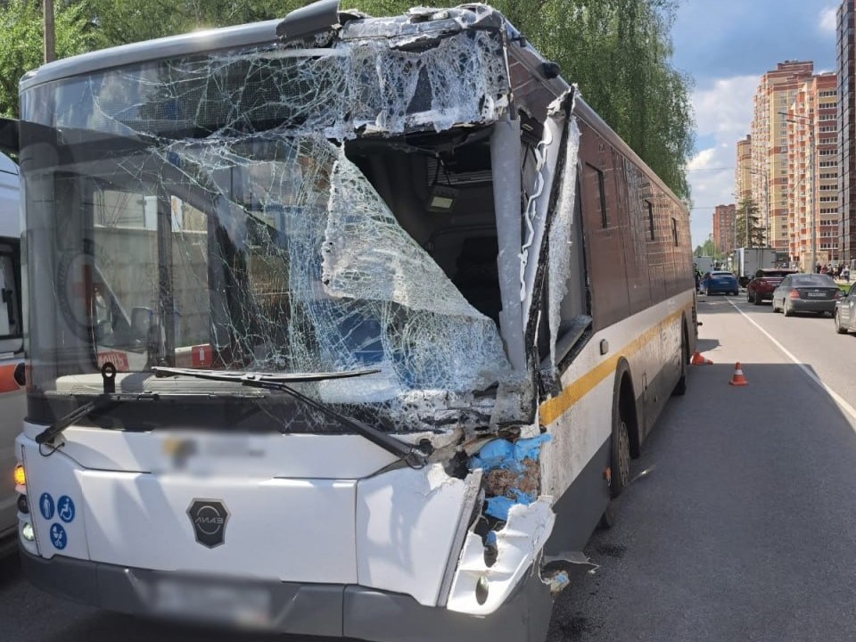 Сотрудники ГАИ устанавливают обстоятельства ДТП с автобусом в Балашихе