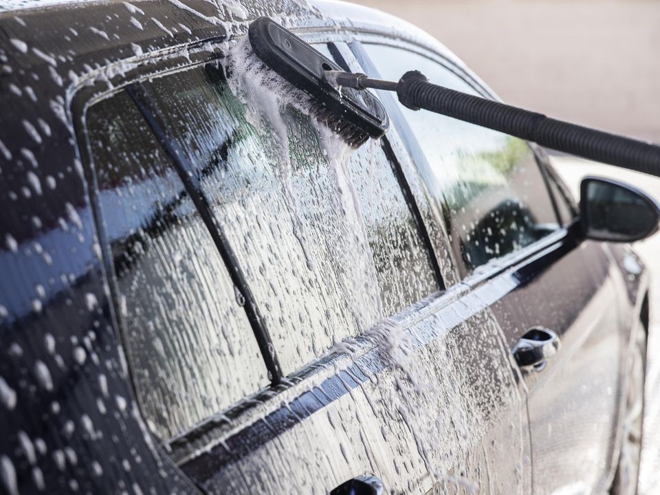 Водителей предупредили о штрафах до ₽400 тыс. за мытье машины у водоемов и во дворах