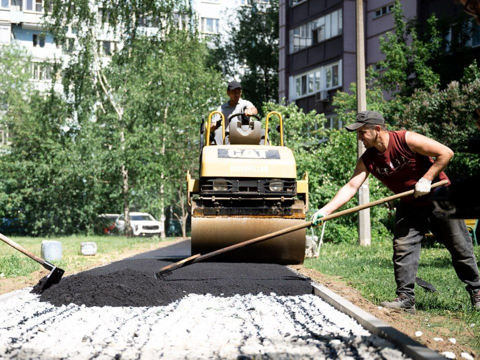 Новые тротуары и парковки обустроили в семи дворах Дзержинского