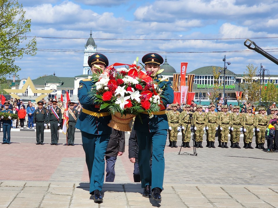 Жители Ногинска возложили цветы к вечному на площади Победы