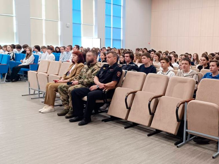 Росгвардейцы поделились историями службы со школьниками Балашихи на уроке мужества