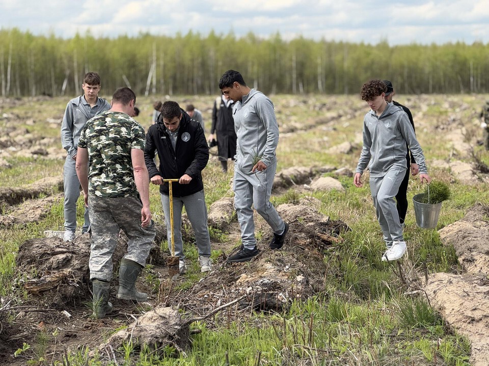 Московские футболисты высадили в Балашихе свой «Сад памяти»
