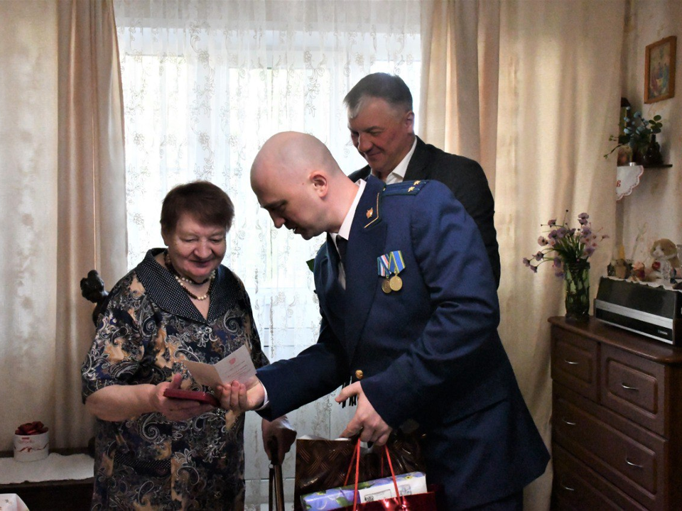 Ветерана ВОВ и труженицу тыла из Жуковского поздравили с 80-летием Победы