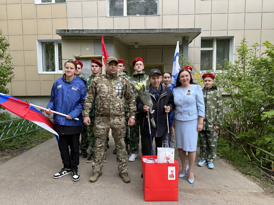 Мини-парад с маршем провели для дмитровского ветерана Виталия Бобкова