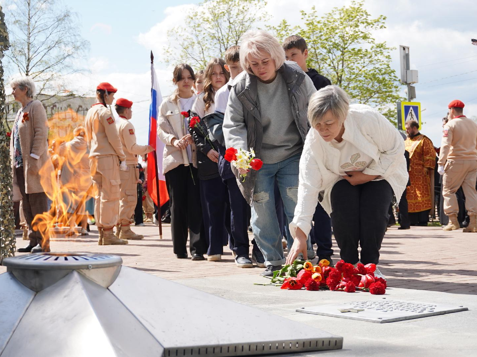 Вечный огонь зажгли у памятника Победы в поселке Большие Дворы