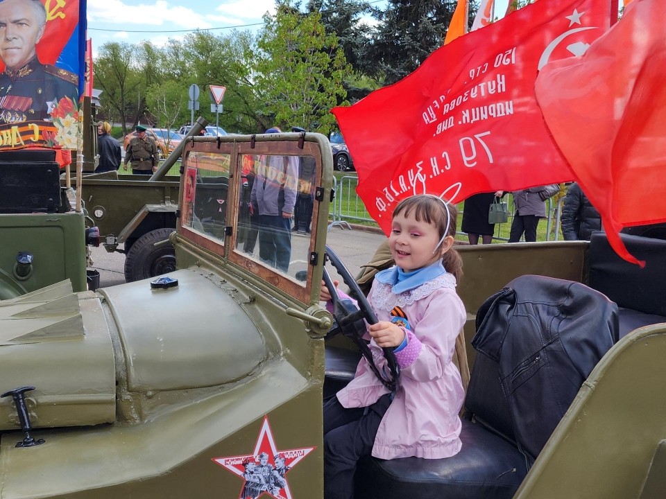 Выставку исторических военных машин и мотоциклов показали в День Победы в Чехове