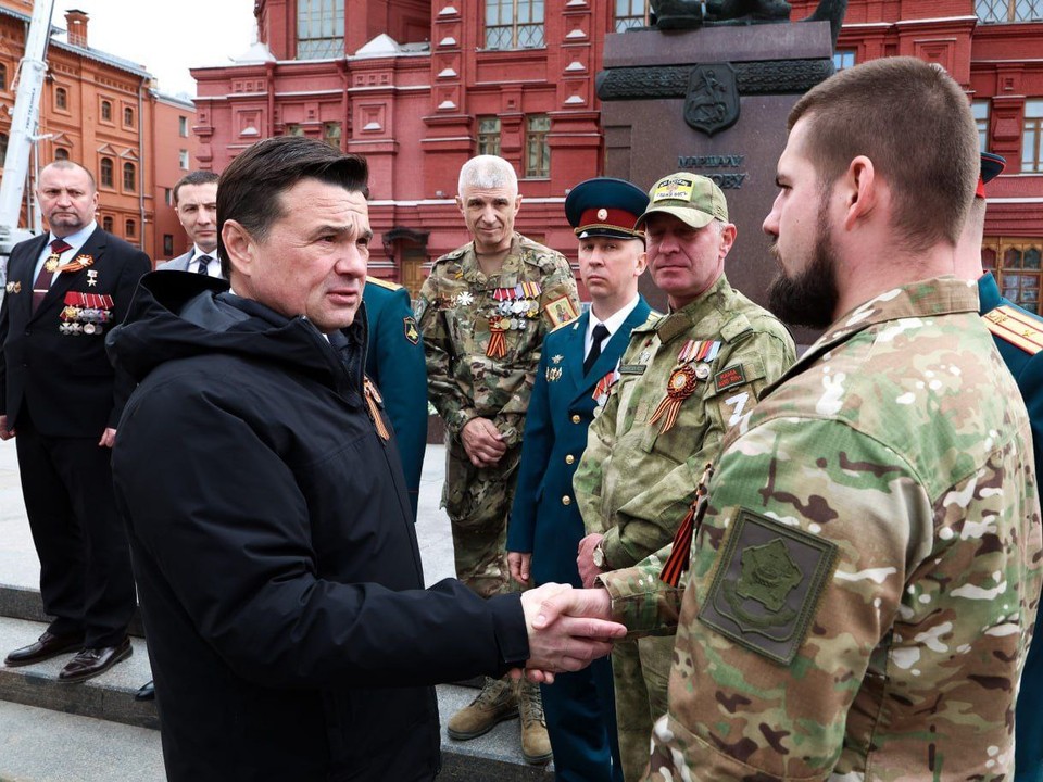 Бойцы из Лосино-Петровского возложили цветы к Могиле Неизвестного Солдата