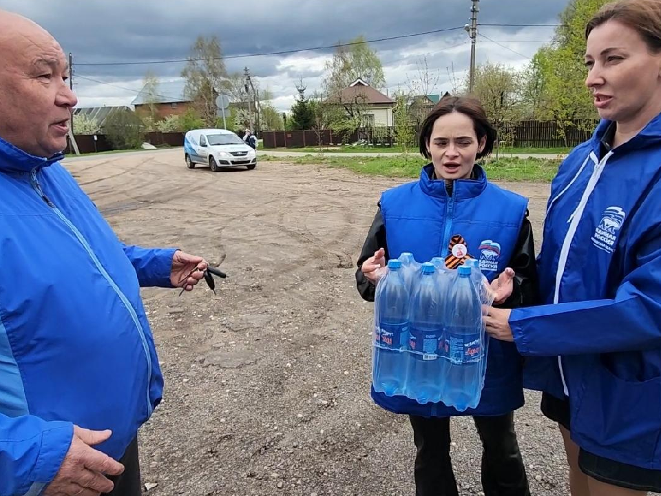 Генератор и питьевую воду привезли в обесточенное село Белый Раст
