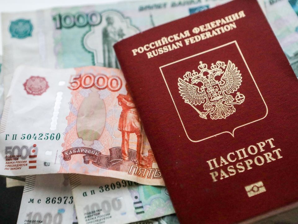 Вылетающим за рубеж посоветовали запастись наличными