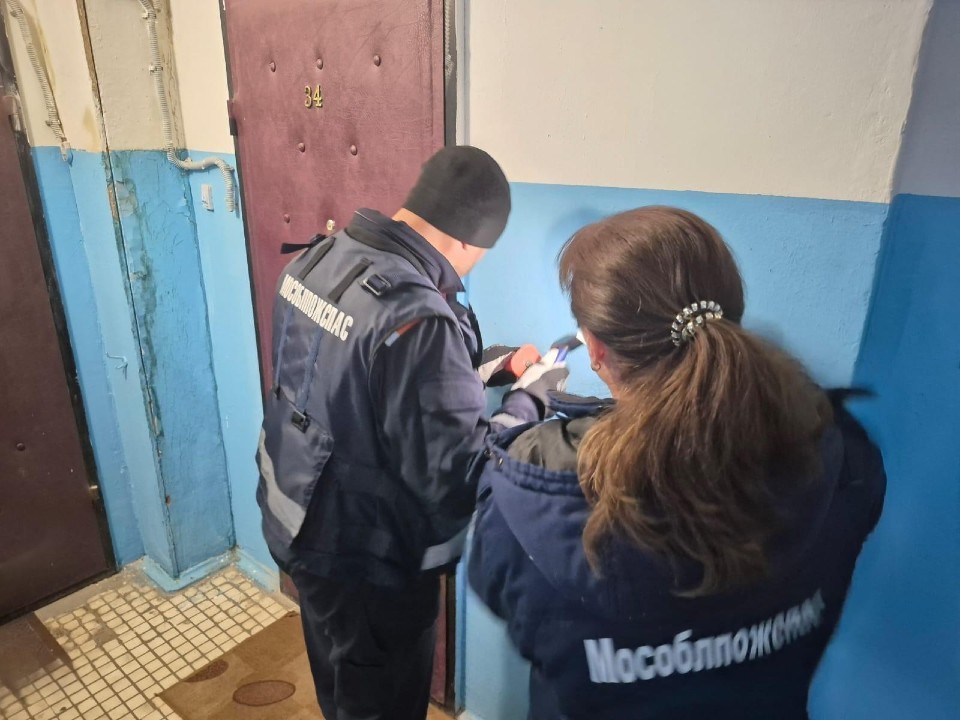 Спасатели вскрыли дверь и помогли пенсионерке с гипертонией в Пересвете
