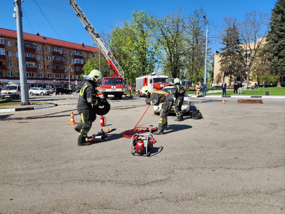 Жар и языки пламени укротили пожарные Сергиева Посада на глазах жителей