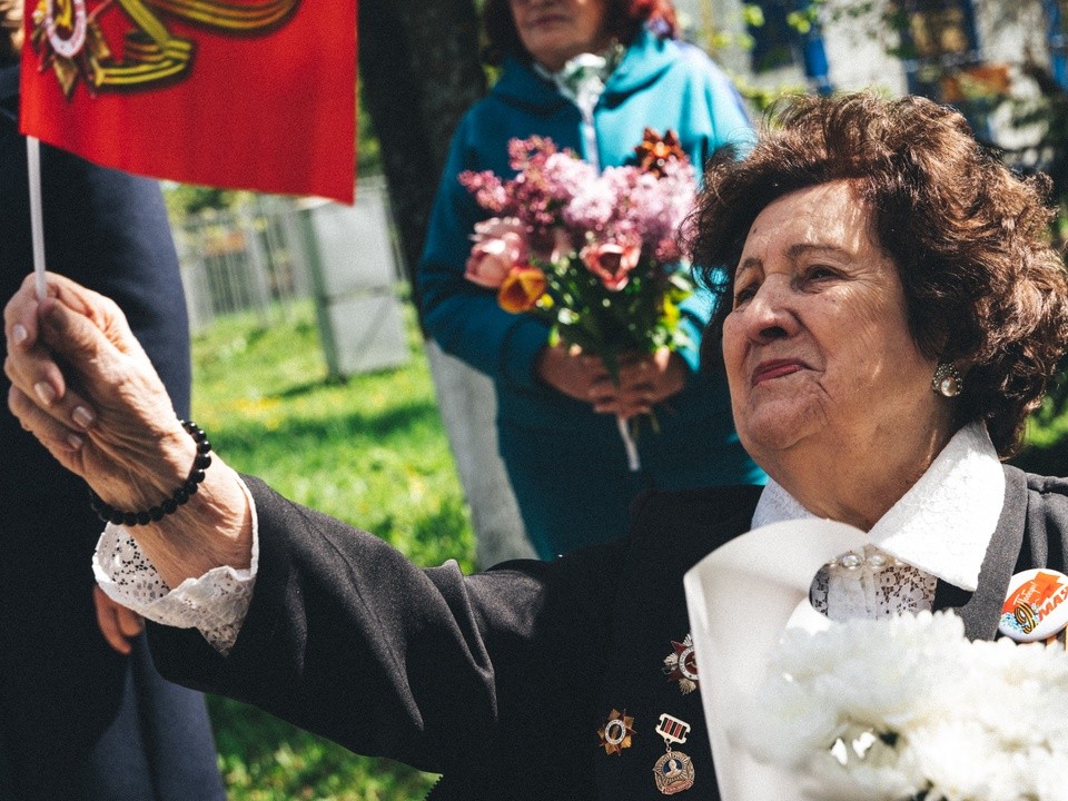 История в лицах: у дома ветерана Алиды Гарибовой установили памятную табличку