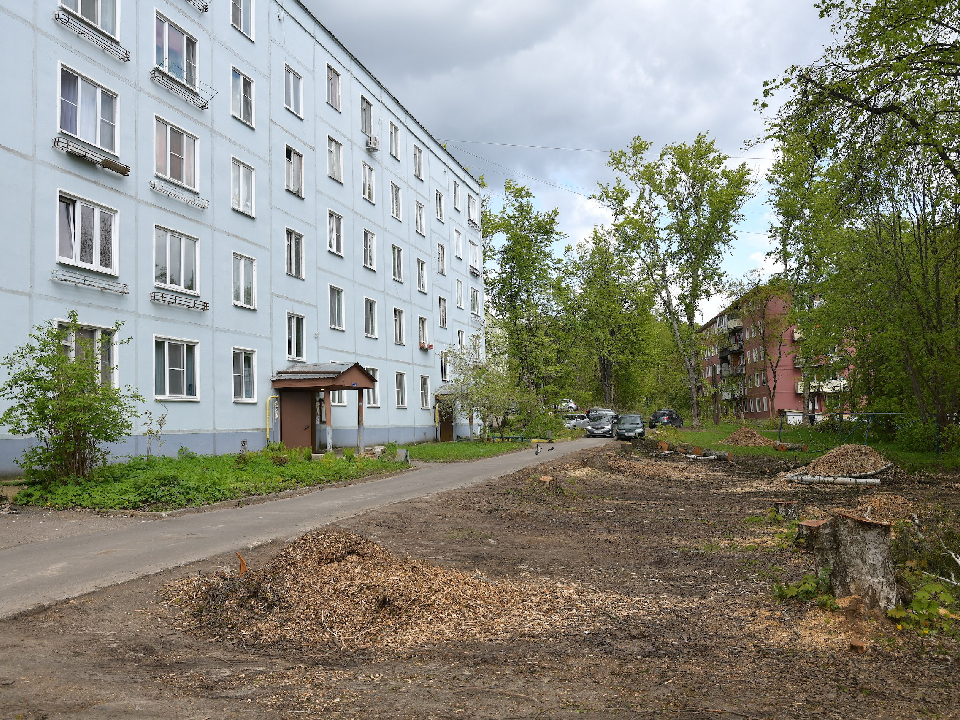Жителей трех домов на улице Космонавтов в Дмитрове попросили убрать автомобили