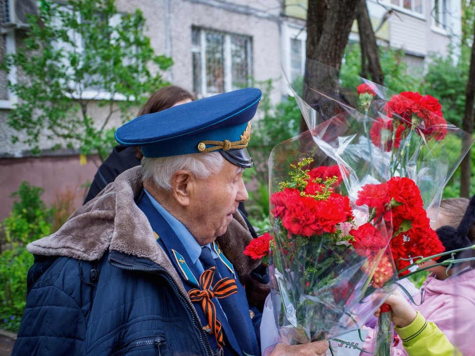 Ветерана Евгения Хомякова из Люберец поздравили с 80-летним юбилеем Победы