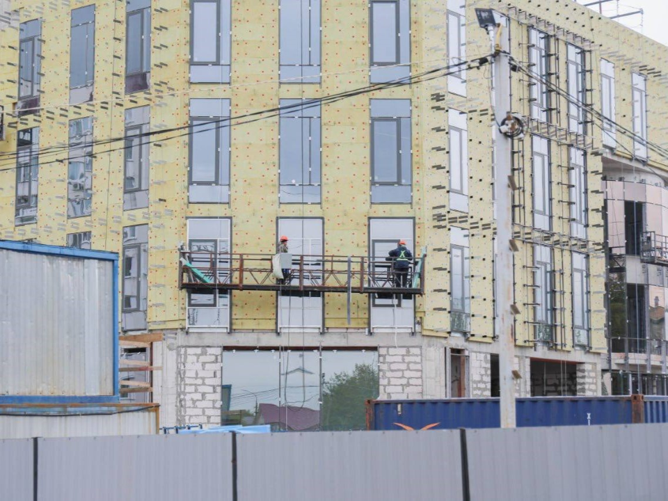 Остекление строящейся поликлиники в Чехове завершится в июне