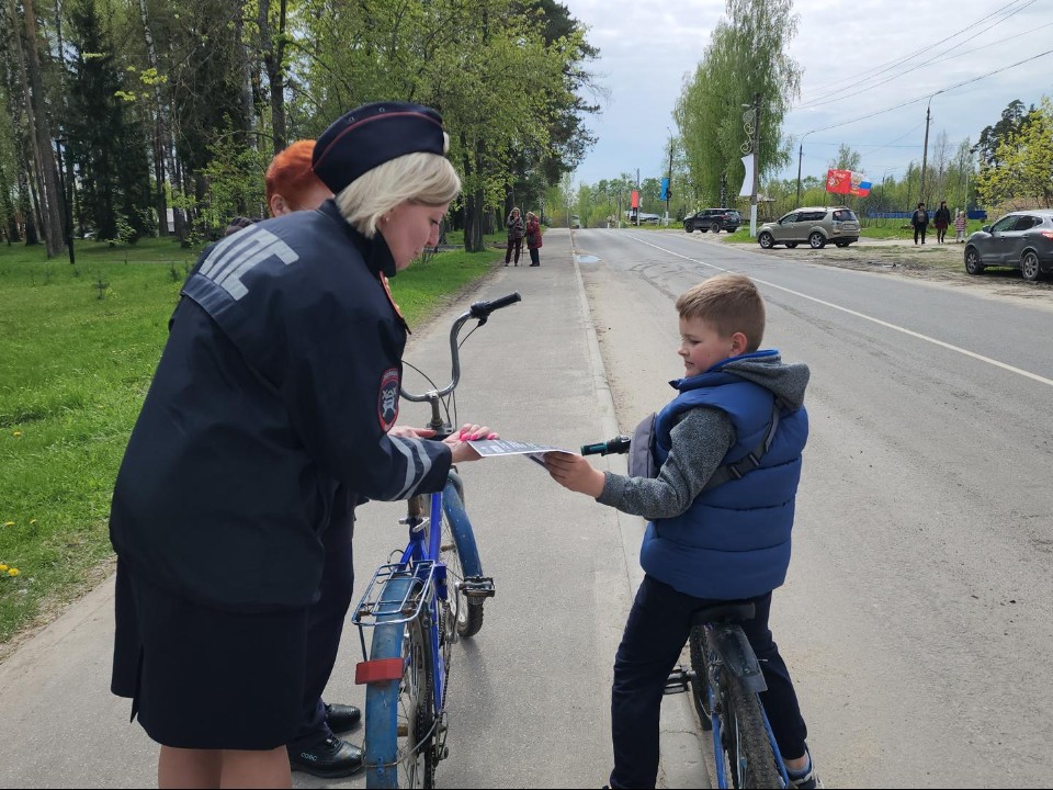 В День Победы сотрудники ГИБДД напомнили жителям Шатурторфа о безопасности на дороге