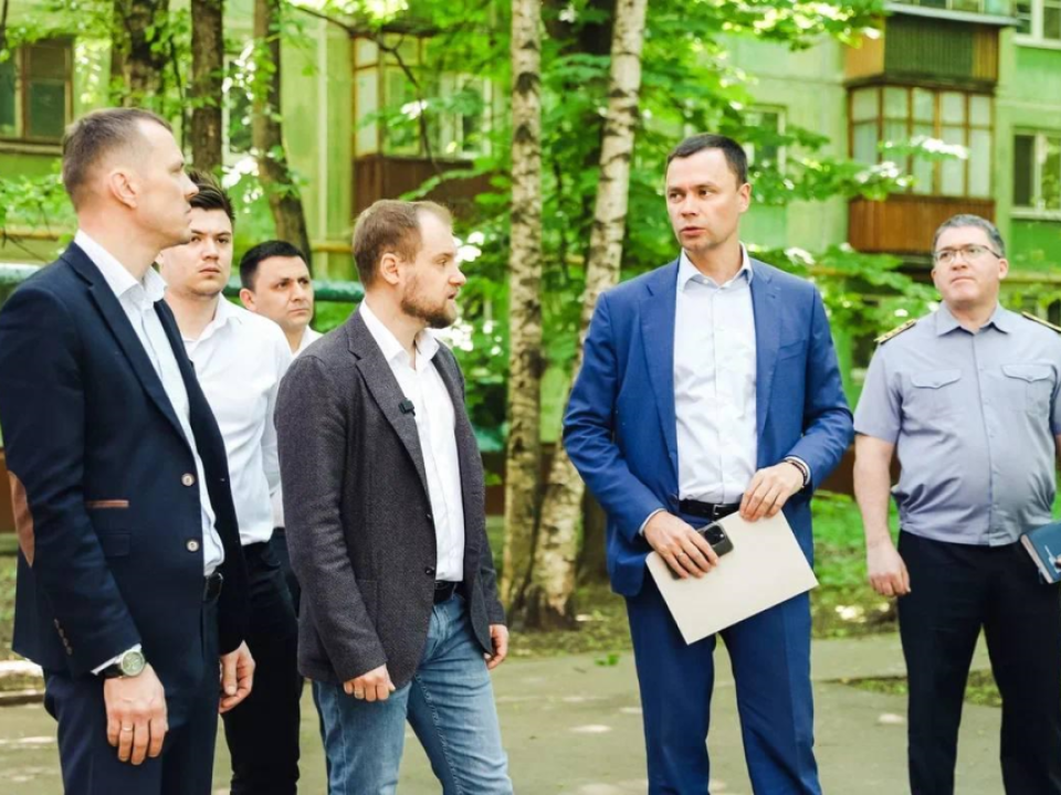 В Химках проверили ход благоустройства дворов и троп
